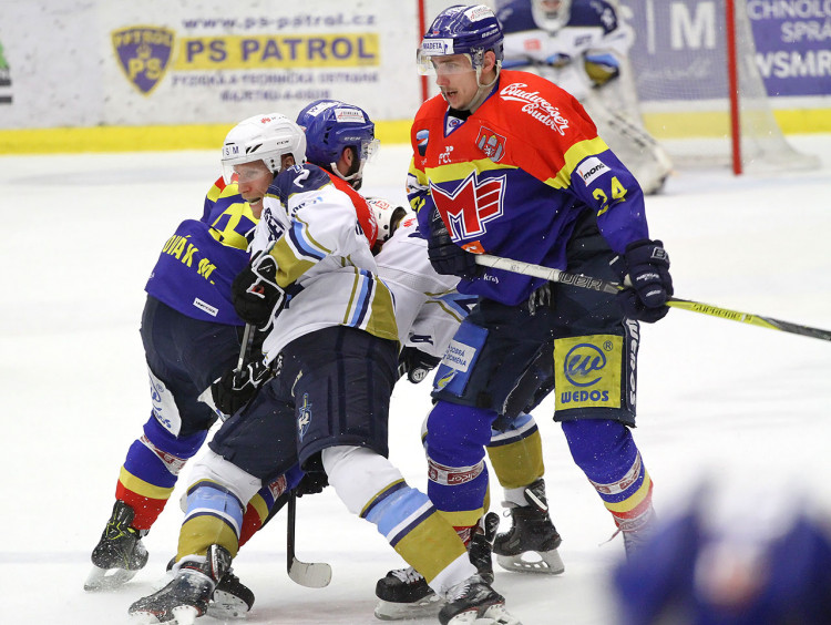 Souboj českobudějovických a kladenských hokejistů. Vlevo čelem k fotoaparátu Miloslav Hořava, vedle něj Vlastimil Dostálek