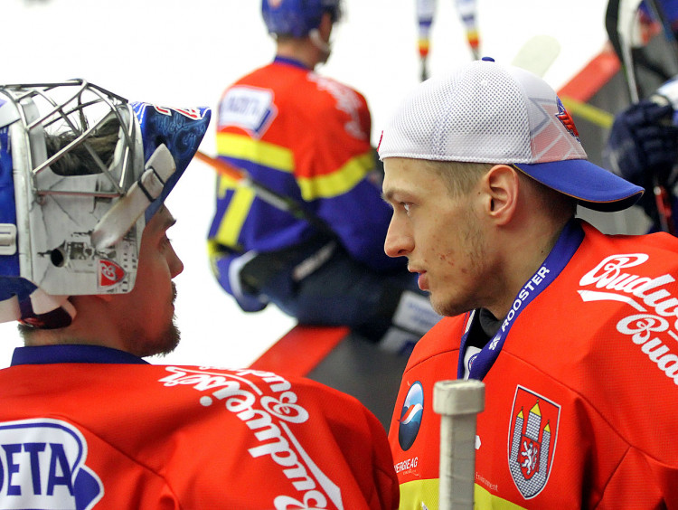 Rozmluva domácích gólmanů. Více než polovinu duelu odchytal náhradník Ondřej Bláha