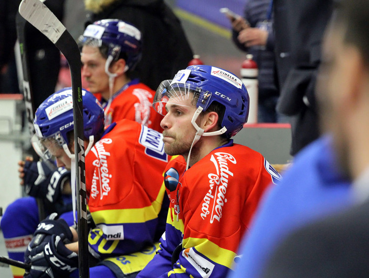 Smutný pohled na domácí střídačku