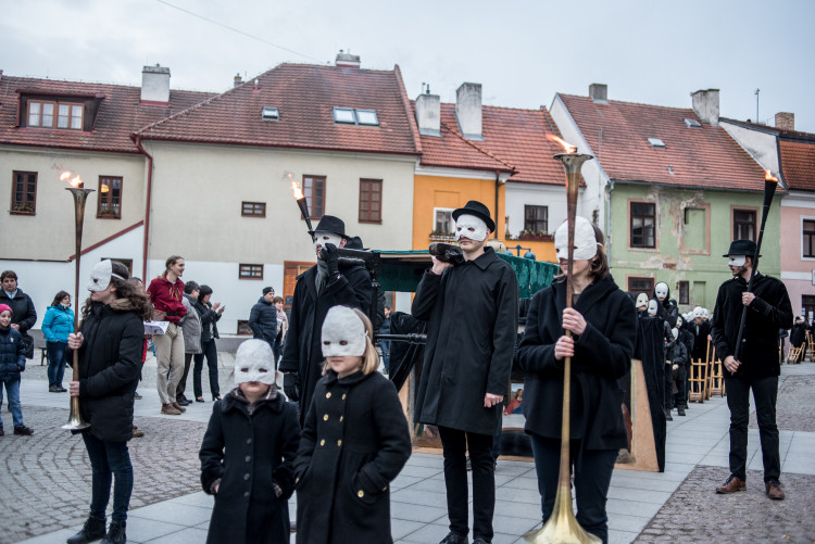 Průvod tajemných hrkačů vyšel do budějckých ulic