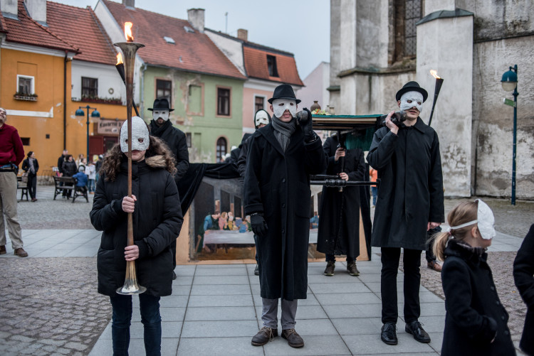 Průvod tajemných hrkačů vyšel do budějckých ulic