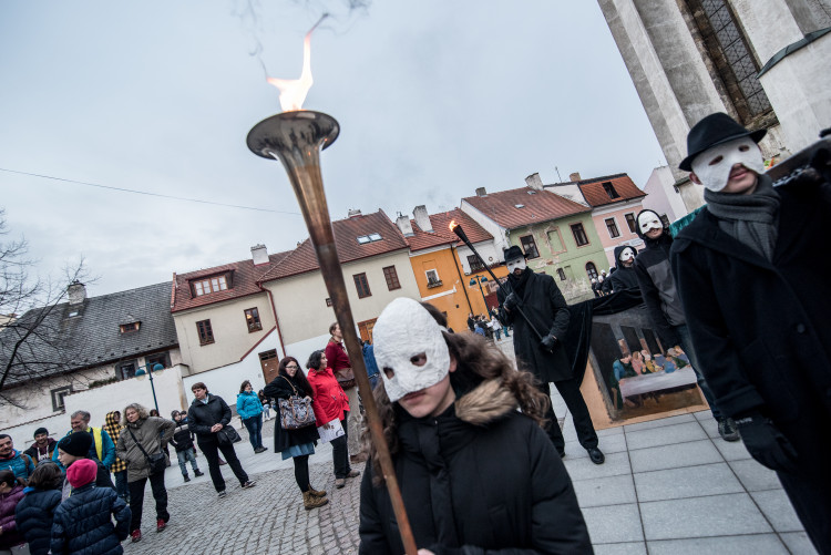 Průvod tajemných hrkačů vyšel do budějckých ulic