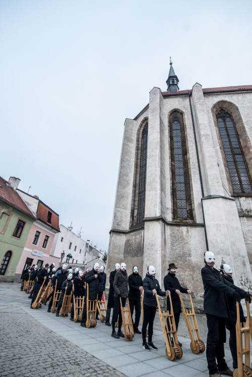 Průvod tajemných hrkačů vyšel do budějckých ulic