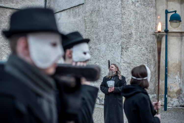 Průvod tajemných hrkačů vyšel do budějckých ulic