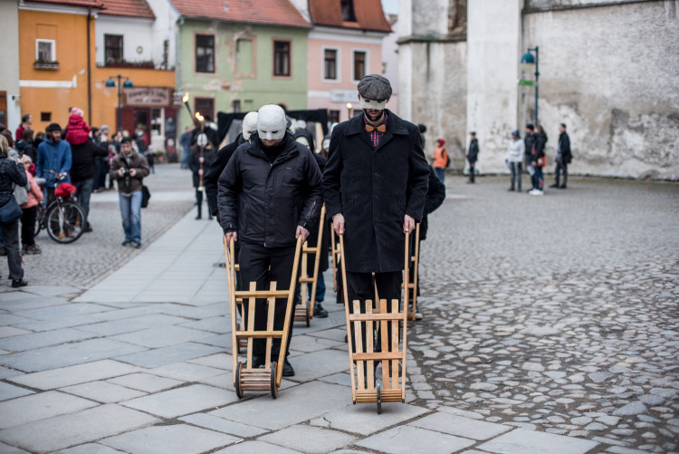Průvod tajemných hrkačů vyšel do budějckých ulic