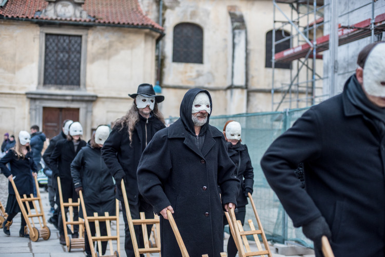 Průvod tajemných hrkačů vyšel do budějckých ulic