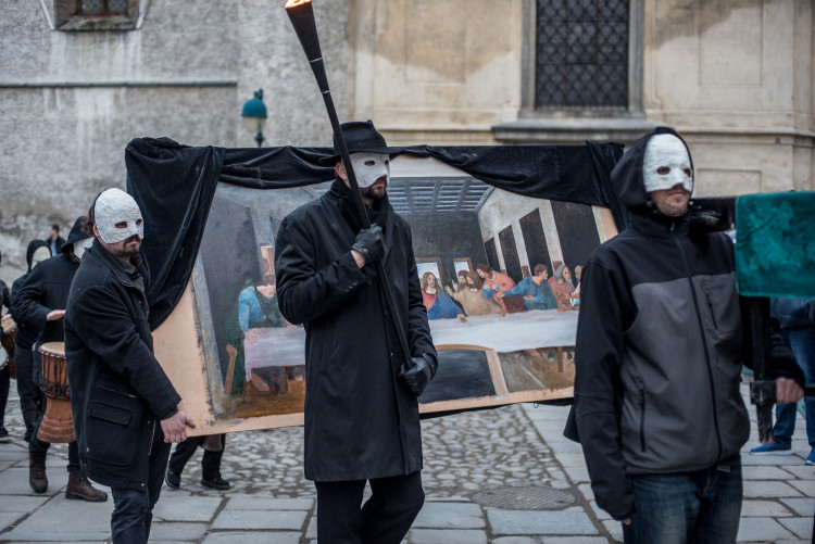 Průvod tajemných hrkačů vyšel do budějckých ulic