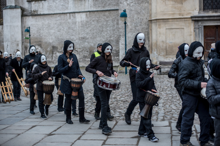 Průvod tajemných hrkačů vyšel do budějckých ulic