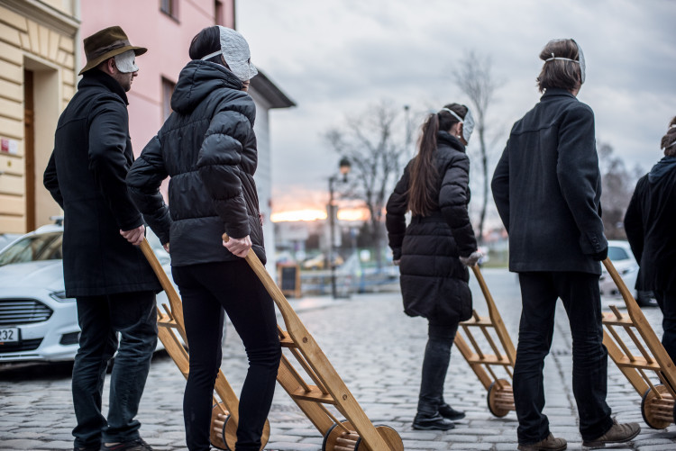 Průvod tajemných hrkačů vyšel do budějckých ulic