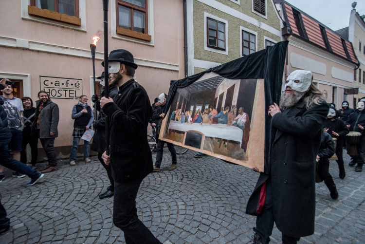 Průvod tajemných hrkačů vyšel do budějckých ulic