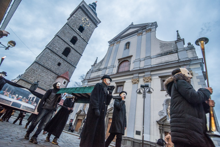 Průvod tajemných hrkačů vyšel do budějckých ulic
