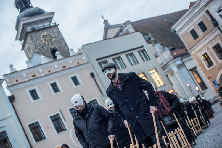 Průvod tajemných hrkačů vyšel do budějckých ulic