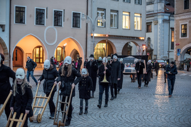 Průvod tajemných hrkačů vyšel do budějckých ulic