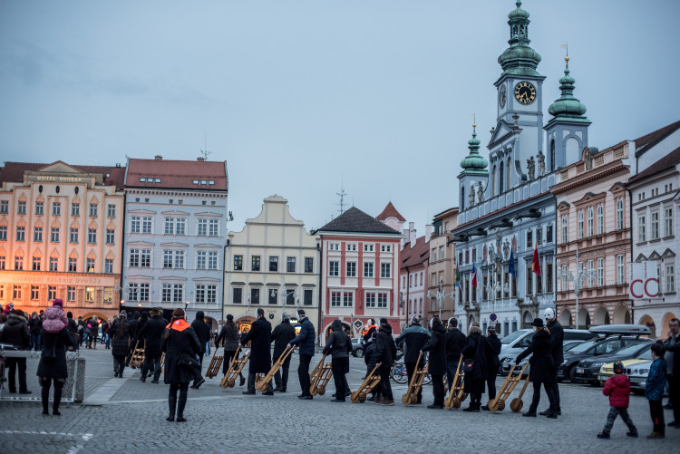 Průvod tajemných hrkačů vyšel do budějckých ulic