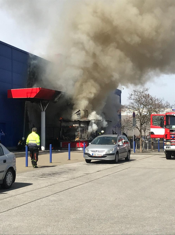 Požár stánku s občerstvením u budějckého Tesca