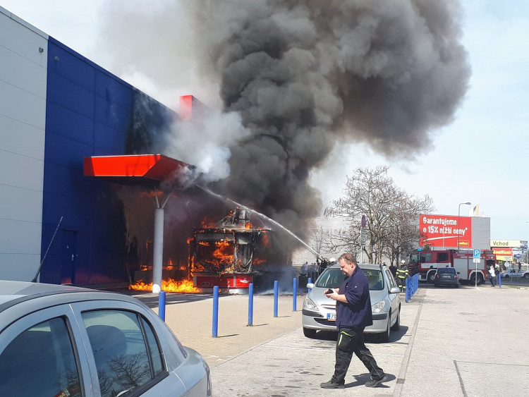 Požár stánku s občerstvením u budějckého Tesca