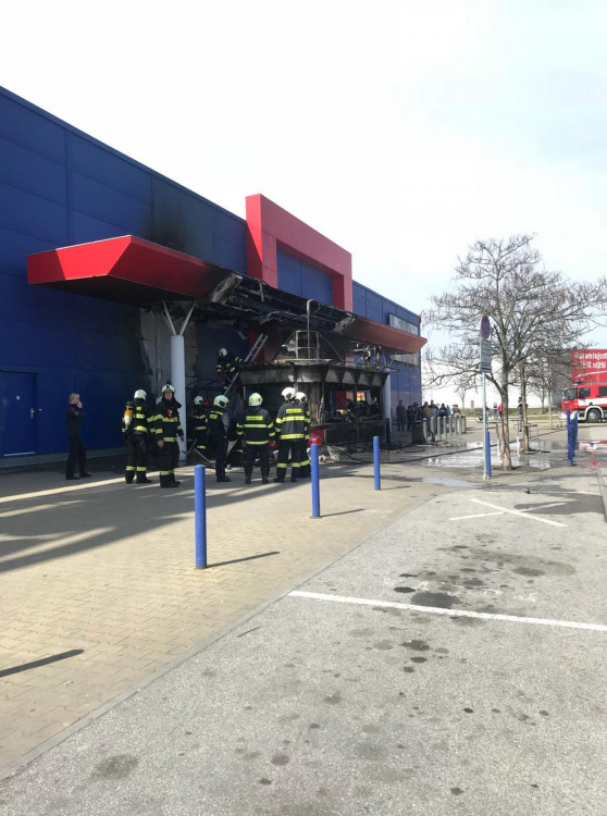 Požár stánku s občerstvením u budějckého Tesca