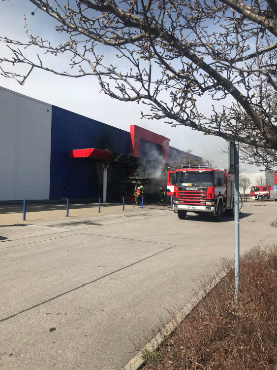 Požár stánku s občerstvením u budějckého Tesca