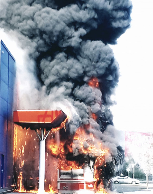 Požár stánku s občerstvením u budějckého Tesca