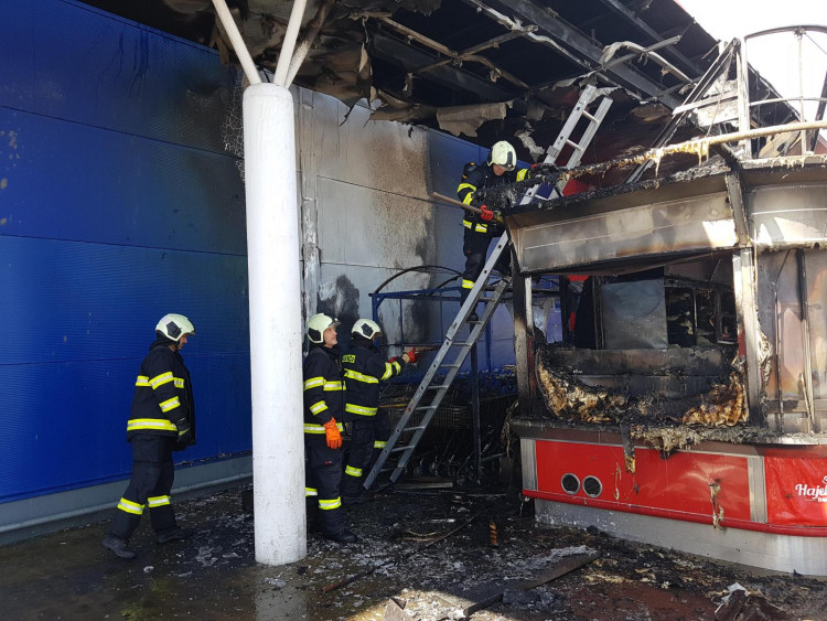 Požár stánku s občerstvením u budějckého Tesca