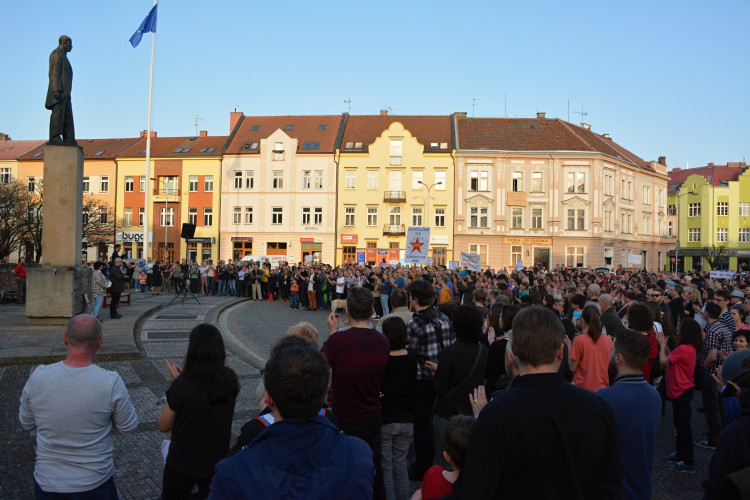 V řadě měst se konaly demonstrace proti vládě Andreje Babiše, v Hradci se sešly stovky lidí