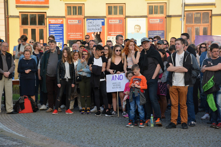 V řadě měst se konaly demonstrace proti vládě Andreje Babiše, v Hradci se sešly stovky lidí