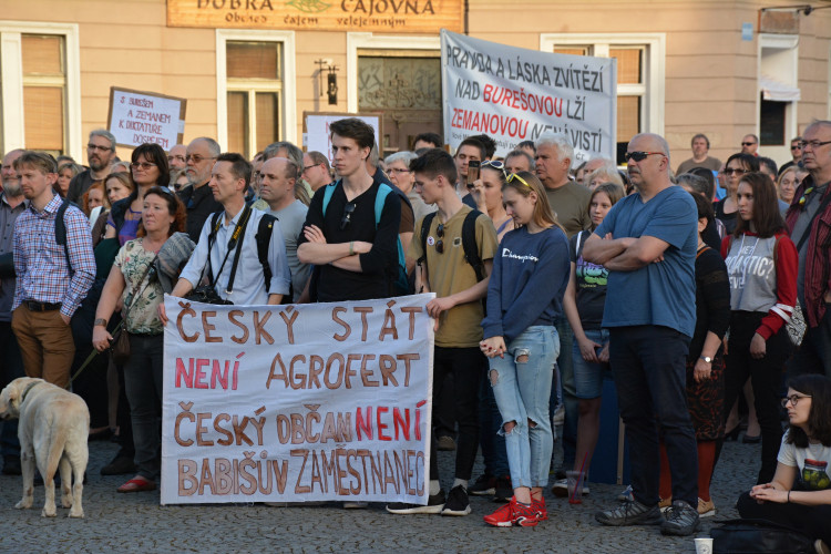 V řadě měst se konaly demonstrace proti vládě Andreje Babiše, v Hradci se sešly stovky lidí