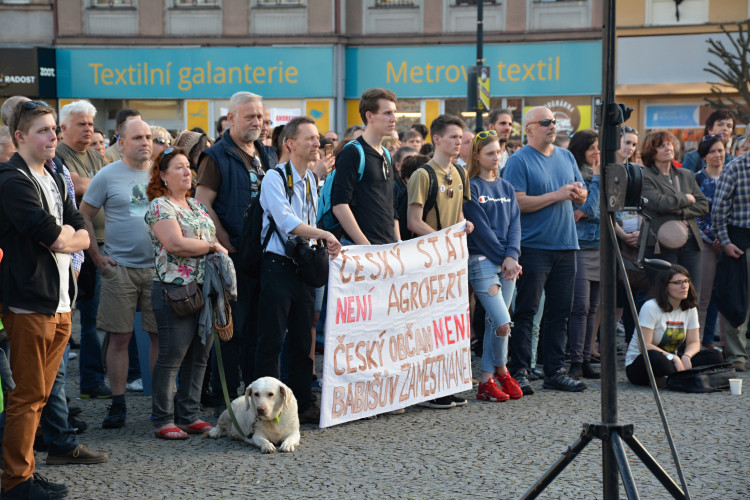 V řadě měst se konaly demonstrace proti vládě Andreje Babiše, v Hradci se sešly stovky lidí