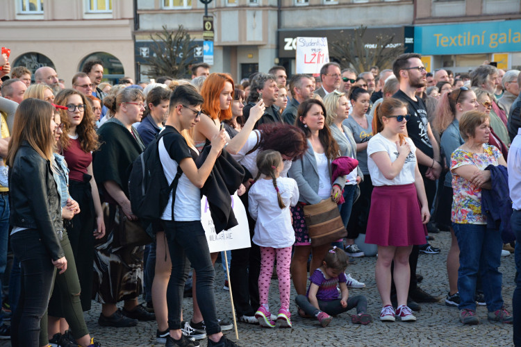 V řadě měst se konaly demonstrace proti vládě Andreje Babiše, v Hradci se sešly stovky lidí