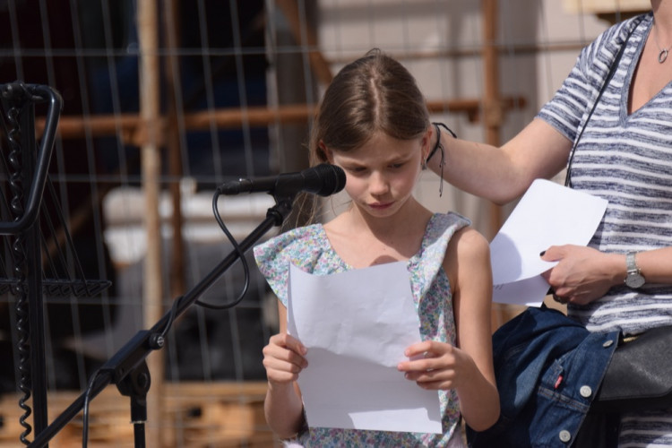 Na Horním náměstí proběhlo veřejné čtení jmen obětí holocaustu