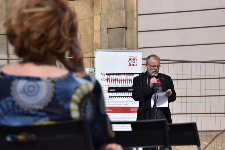 Na Horním náměstí proběhlo veřejné čtení jmen obětí holocaustu
