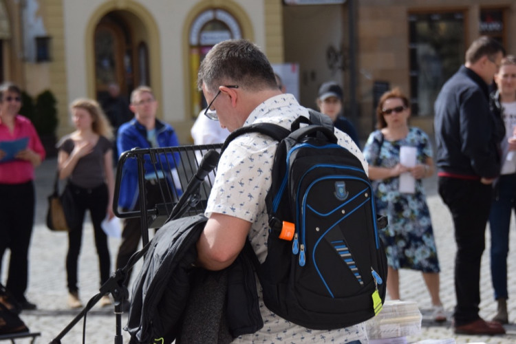 Na Horním náměstí proběhlo veřejné čtení jmen obětí holocaustu