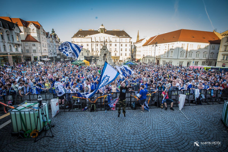 Modrobílá radost na Zelňáku optikou Martina Pištěka