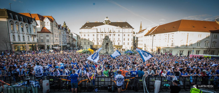 Modrobílá radost na Zelňáku optikou Martina Pištěka