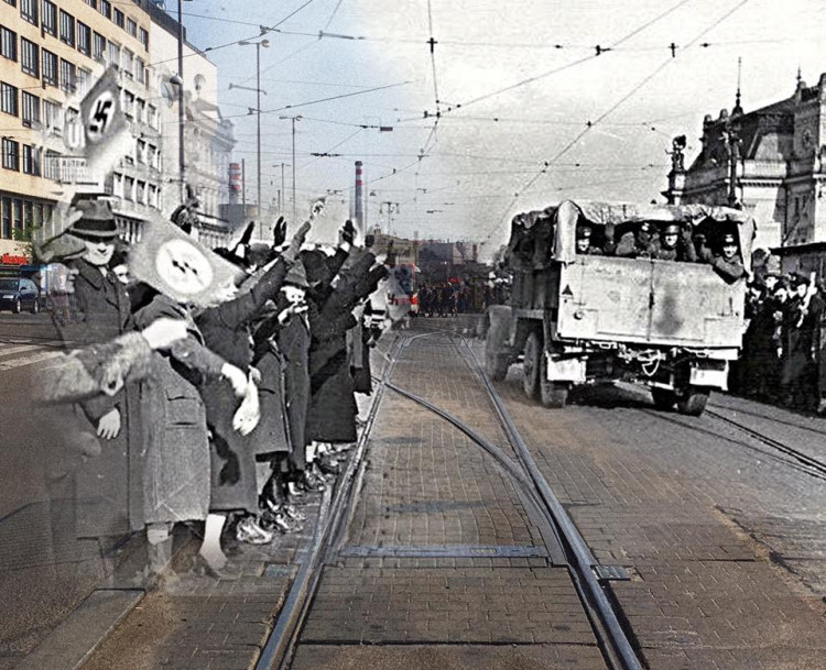 Hitler v současných brněnských ulicích a rozbombardované Brno, Autoři: Michal Doležel Pavla Voborník Kačírková, Lenka Křikavová