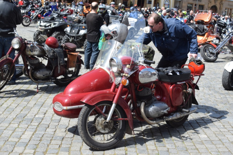 Z Horního náměstí vyjely v poledne stovky motorkářů, oficiálně tak začala jejich sezóna