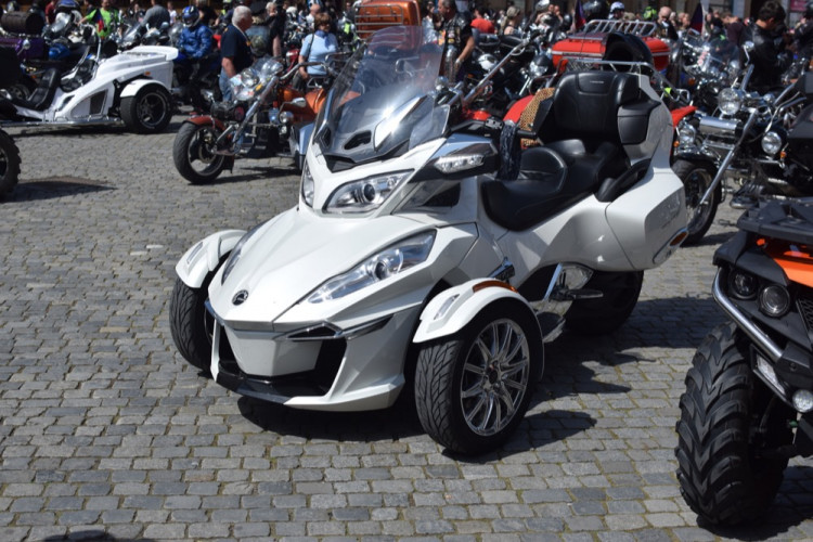 Z Horního náměstí vyjely v poledne stovky motorkářů, oficiálně tak začala jejich sezóna