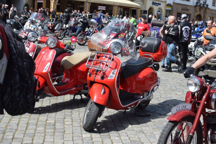 Z Horního náměstí vyjely v poledne stovky motorkářů, oficiálně tak začala jejich sezóna