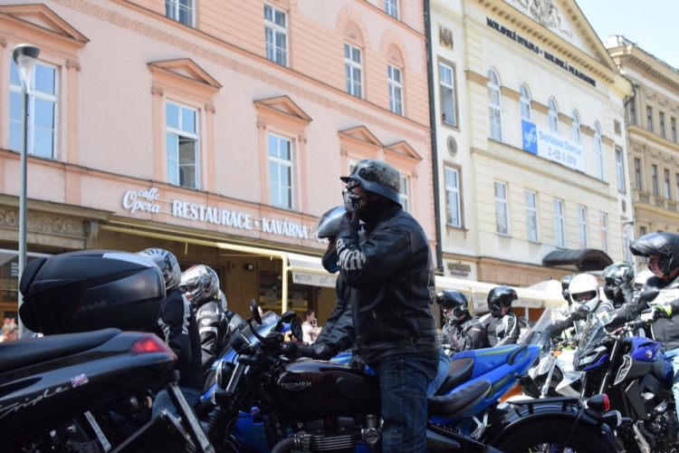 Z Horního náměstí vyjely v poledne stovky motorkářů, oficiálně tak začala jejich sezóna