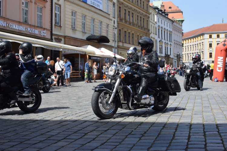 Z Horního náměstí vyjely v poledne stovky motorkářů, oficiálně tak začala jejich sezóna