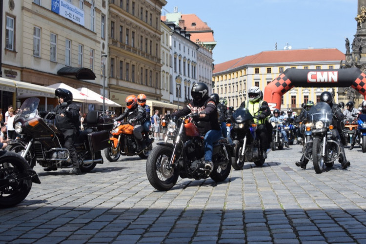 Z Horního náměstí vyjely v poledne stovky motorkářů, oficiálně tak začala jejich sezóna