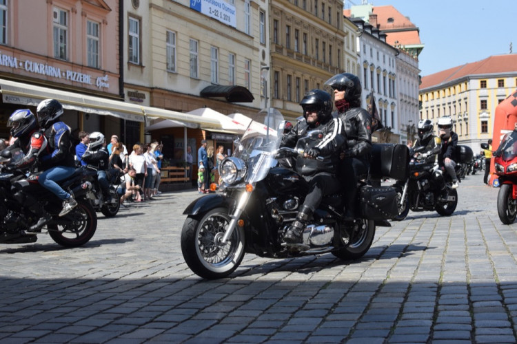 Z Horního náměstí vyjely v poledne stovky motorkářů, oficiálně tak začala jejich sezóna