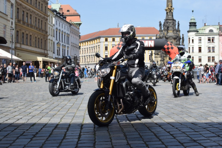 Z Horního náměstí vyjely v poledne stovky motorkářů, oficiálně tak začala jejich sezóna