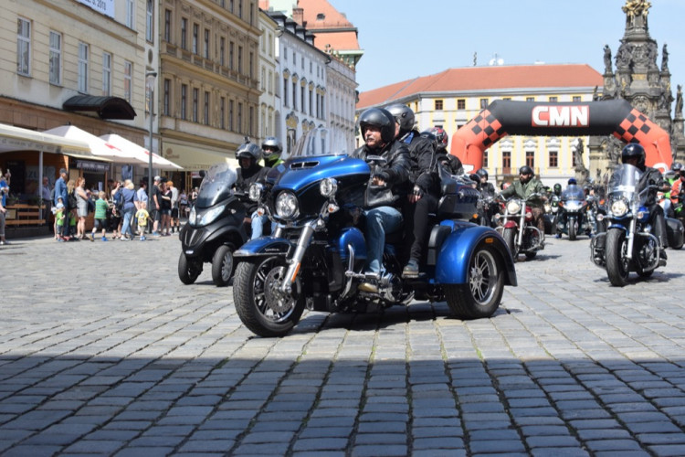 Z Horního náměstí vyjely v poledne stovky motorkářů, oficiálně tak začala jejich sezóna