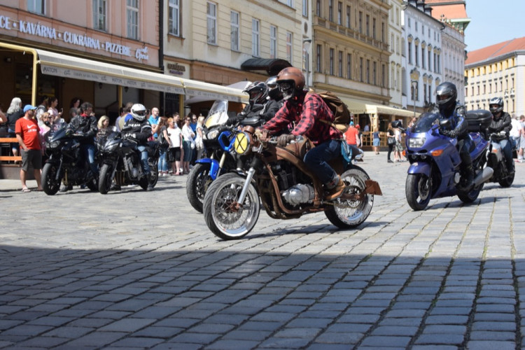 Z Horního náměstí vyjely v poledne stovky motorkářů, oficiálně tak začala jejich sezóna