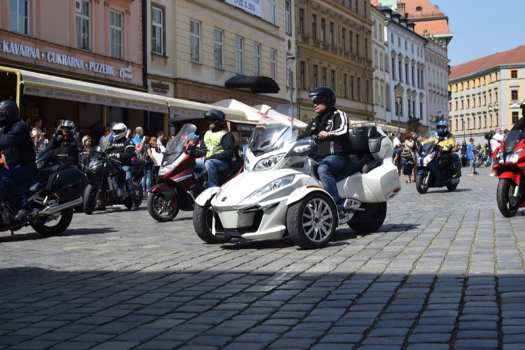 Z Horního náměstí vyjely v poledne stovky motorkářů, oficiálně tak začala jejich sezóna