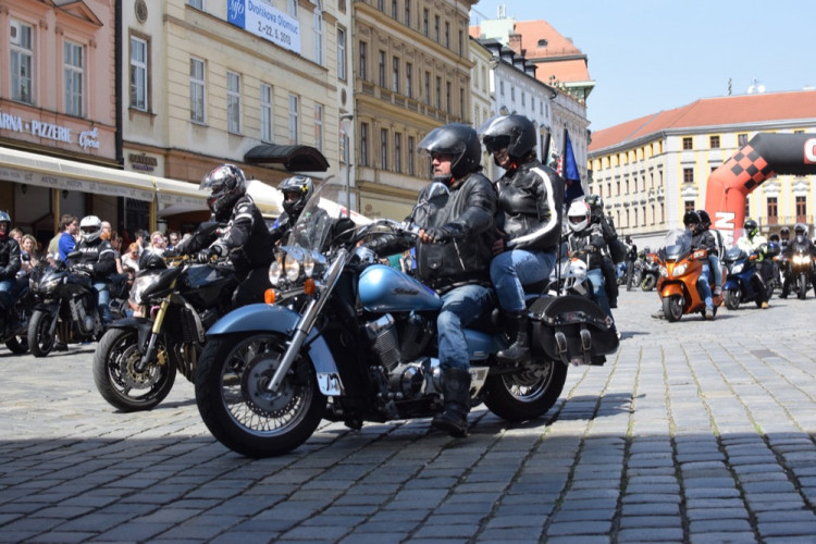 Z Horního náměstí vyjely v poledne stovky motorkářů, oficiálně tak začala jejich sezóna
