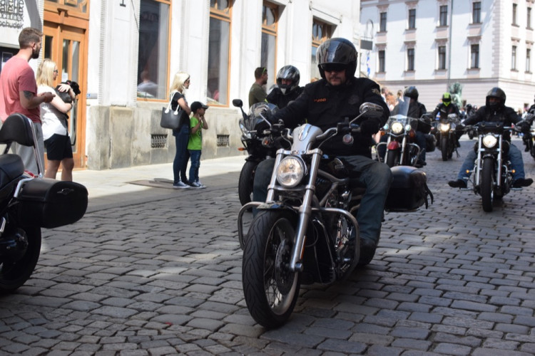 Z Horního náměstí vyjely v poledne stovky motorkářů, oficiálně tak začala jejich sezóna