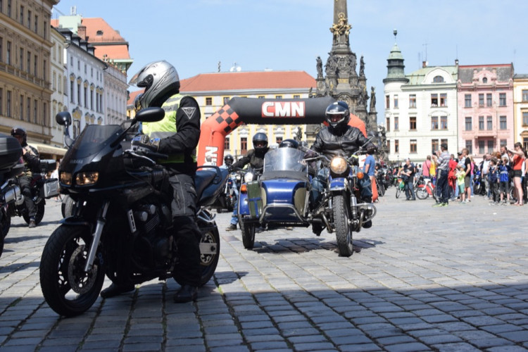 Z Horního náměstí vyjely v poledne stovky motorkářů, oficiálně tak začala jejich sezóna
