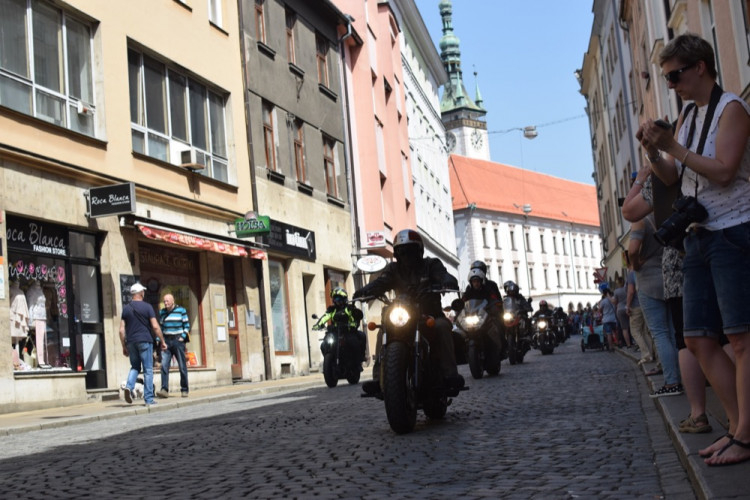 Z Horního náměstí vyjely v poledne stovky motorkářů, oficiálně tak začala jejich sezóna